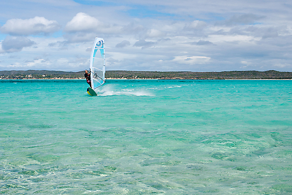 포토 JPG 해외이미지 주간 전신 남자 스포츠 파도 바다 섬 한명 성인 야외 옆모습 윈드서핑 수상스포츠 서핑 서퍼 성인남자한명만 해외포토 자연요소 1 뷰포인트 운동선수 사람 남자한명만 성인남자만 파일형식 이미지허브