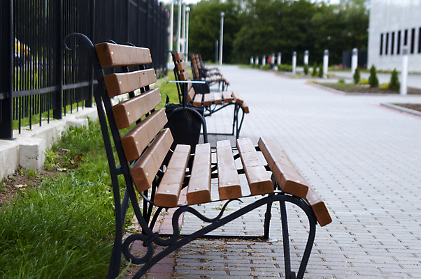 포토 JPG 해외이미지 나무 길 벤치 창문 휴식 거리 주택 사람없음 건물 울타리 침대 도시 타운 해외포토 식물 건축물 가구 컨셉 의자 담장 파일형식 이미지허브