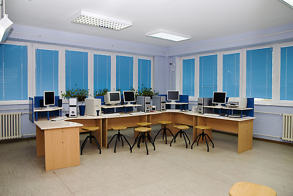 포토 JPG 해외이미지 교육 의자 창문 교실 탁자 사람없음 일렬 결석 해외포토 가구 학교 파일형식 이미지허브