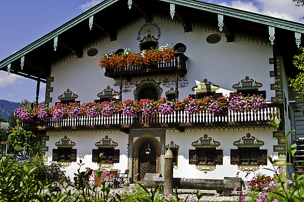 포토 JPG 해외이미지 유럽 건축양식 하늘 주택 사람없음 건물 목재 초록색 여름 파란색 장미 마을 정원 발코니 시골 오스트리아 재산 깃대 리빙 차고 해외포토 나무 건축물 계절 건축 꽃 나라 컬러 재료 금융 파일형식 이미지허브