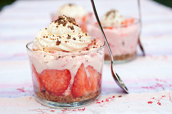 포토 JPG 해외이미지 음식 과일 부분 유리 딸기 디저트 사람없음 숟가락 대접 달콤 크림 크림치즈 휘핑크림 맛있는 해외포토 재질 치즈 수저 맛 휘핑 파일형식 이미지허브