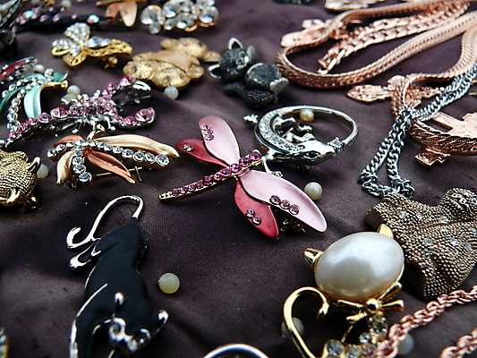 포토 JPG 해외이미지 전통 목걸이 장신구 거리 매달리기 미술 사람없음 장식 파란색 뷰티 유행 바위 그룹 시장 은색 보석 수집 구슬 무역 러시아 기념품 수공예 줄서기 팬던트 핸드메이드 많음 해외포토 유럽 산업 컬러 컨셉 모션 문화예술 돌_바위 광석 공예 오브젝트 파일형식 이미지허브