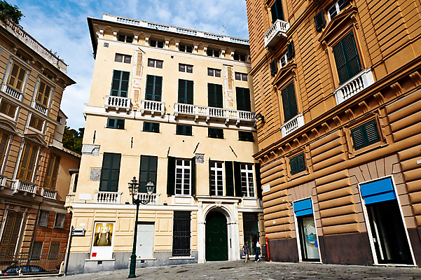 포토 JPG 해외이미지 외관 유럽 여행 가로등 건축양식 창문 유리 하늘 휴가 거리 주택 사람없음 야외 건물 파란색 빛 노란색 여행객 문 금속 이탈리아 골동품 발코니 등불 램프 도시 중세 역사 클래식 지중해 철 청동 타운 구식 옛날 스타일 해외포토 건축물 공공시설 건축 나라 바다 컬러 컨셉 재질 조명 사람 파일형식 이미지허브