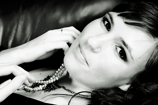 포토 JPG 해외이미지 백인 모델 여자 여유 얼굴 줄 포즈 목걸이 장신구 팔찌 갈색머리 한명 사람 컬러풀 뷰티 유행 반지 닫기 보석 특징 스타일 해외포토 서양인 1 헤어스타일 감정 컬러 모션 신체부위 광석 파일형식 이미지허브