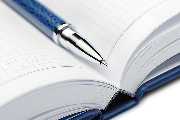 포토 JPG 해외이미지 교육 종이 비즈니스 부분 설계 사람없음 책 파란색 스터디 사무실 펜 볼펜 다이어리 쪽지 공책 공백 흰색 기구 기록 오픈 화려 은색 계획 오브젝트 보고서 질감 문서 정사각형 페이지 패드 조언 철강 해외포토 도형 컬러 컨셉 문구용품 학습 필기구 사무용품 파일형식 이미지허브