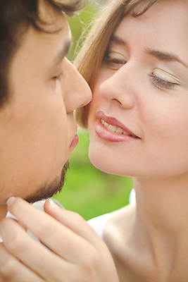 포토 JPG 해외이미지 커플 응시 여자 남자 행복 감정 꽃다발 결혼 2 장난 놀이 키스 함께함 사랑 미소 웃음 성인 야외 두명 여름 청춘 뷰티 봄 낭만 반지 잡기 달콤 아래 옷입기 부드러움 베일 사방 해외포토 시선 계절 꽃 컨셉 장신구 관계 모션 표정 사람 이벤트 감각 맛 방향 애정표현 위치 파일형식 이미지허브