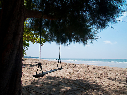 포토 JPG 해외이미지 식물 아시아 모래 파도 바다 여행 의자 태국 자연 하늘 휴식 매달리기 동양인 풍경 해변 사람없음 야외 물 파란색 그네 해외포토 자연요소 나라 컬러 가구 컨셉 모션 인종 생태계 파일형식 이미지허브