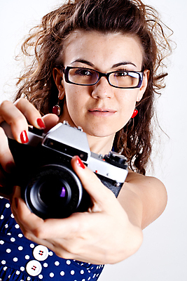 포토 JPG 해외이미지 백인 모델 1 헤어스타일 드레스 옷 여자 행복 안경 얼굴 포즈 갈색머리 한명 미소 웃음 사람 성인 빨간색 파란색 뷰티 유행 카메라 물방울무늬 흰색 화려 우아함 복고 고립 러시아인 해외포토 서양인 잡화 감정 컬러 컨셉 무늬 표정 신체부위 전자제품 파일형식 이미지허브