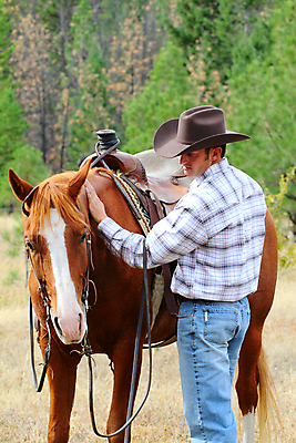 포토 JPG 해외이미지 식물 동물 백인 모자 남자 포즈 셔츠 건조 부츠 한명 사람 야외 뷰티 농장 가축 목장 벨트 흰색 청바지 시골 붓 승마 카우보이 먼지 안장 라이더 서쪽 해외포토 서양인 1 잡화 스포츠 컬러 신발 상의 농업 바지 방향 파일형식 이미지허브