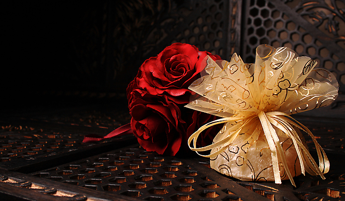 포토 JPG 해외이미지 식물 꽃 리본 결혼 백그라운드 잎 패턴 선물 이벤트 사람없음 목재 장식 빨간색 장미 갈색 어둠 소용돌이 황금 목각 해외포토 나무 컬러 무늬 재료 회오리 파일형식 이미지허브