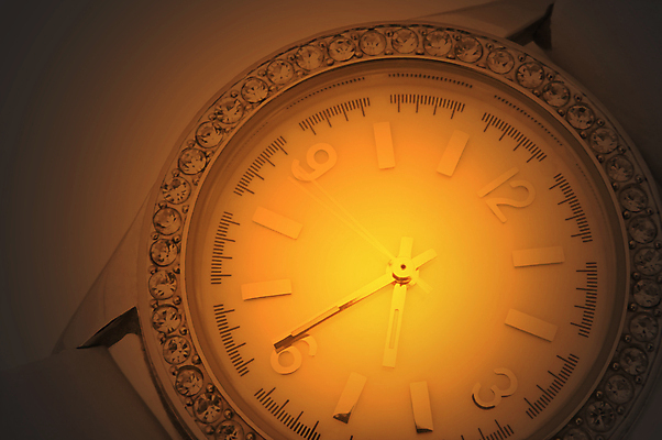 포토 JPG 해외이미지 1 손 디자인 얼굴 시계 백그라운드 컨셉 오렌지 비즈니스 벽지 화살 선물 사람없음 숫자 노란색 유행 금속 기구 시간 업무 원형 황금 클래식 우아함 은색 보석 손목 손목시계 오브젝트 사인 속도 싱글 순환 다이얼 태엽 타이머 분 스트랩 철강 해외포토 도형 문자 컬러 과일 장신구 모션 재질 신체부위 작업 광석 파일형식 이미지허브