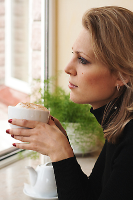 포토 JPG 해외이미지 커피 생각 창문 표정 한명 컵 빨간색 금발 검은색 기다림 고독 카푸치노 해외포토 1 헤어스타일 식기 감정 음료 컬러 모션 사람 파일형식 이미지허브