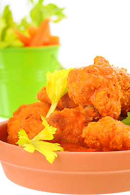 포토 JPG 해외이미지 그릇 실내 사람없음 치킨 흰배경 담기 닭날개 해외포토 식기 백그라운드 모션 내부 닭고기 흰색 닭고기요리 파일형식 이미지허브