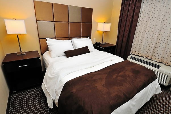 포토 JPG 해외이미지 베개 침구 호텔 휴식 실내 사람없음 인테리어 갈색 침대 스탠드 커튼 난로 서랍장 객실 해외포토 디자인 컬러 가구 컨셉 숙소 조명 내부 난방기 파일형식 이미지허브