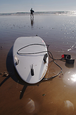 포토 JPG 해외이미지 주간 전신 남자 수영복 실루엣 바다 한명 서기 들기 성인 해변 야외 서핑보드 서핑 성인남자한명만 해외포토 자연요소 1 옷 모션 촬영기법 사람 수상스포츠 보드_스포츠 남자한명만 성인남자만 파일형식 이미지허브