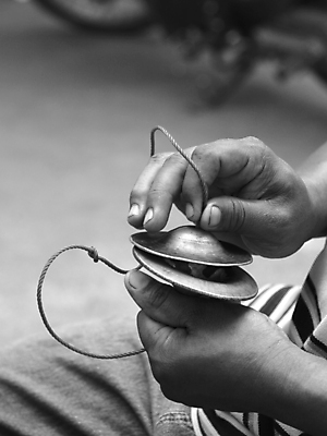 포토 JPG 해외이미지 손 아시아 음악 태국 흑백 동양인 사람없음 기구 미얀마 해외포토 나라 문화예술 촬영기법 인종 신체부위 파일형식 이미지허브