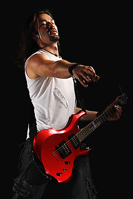 포토 JPG 해외이미지 백인 남자 줄 음악 백그라운드 노래 놀이 한명 사람 빨간색 금속 검은색 소리 콘서트 공연 연주자 음악가 에너지 무대 기구 기타 청바지 표현 악단 시원함 예술가 롤 시끄러움 기타리스트 고립 뮤지컬 베이스 실행 플레이어 생존 해외포토 서양인 직업 1 컬러 바지 재질 현악기 문화예술 이벤트 파일형식 이미지허브