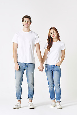 포토 JPG 스튜디오촬영 전신 서양인 외국인 커플 여자 남자 커플라이프 데이트 실내 사랑 서기 미소 누끼 20대 성인 두명 앞모습 30대 손잡기 다정 한국인 청바지 흰배경 커플티 커플룩 주머니손 다문화 국제결혼 흰티 성인만 국제커플 국내포토 라이프스타일 옷 감정 뷰포인트 결혼 백그라운드 컨셉 티셔츠 바지 관계 모션 표정 사람 동양인 인종 청년 내부 장년 흰색 사회이슈 파일형식