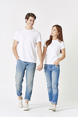 포토 JPG 스튜디오촬영 전신 서양인 외국인 커플 여자 남자 커플라이프 데이트 실내 사랑 서기 누끼 20대 성인 두명 앞모습 30대 마주보기 손잡기 다정 한국인 청바지 흰배경 커플티 커플룩 주머니손 다문화 국제결혼 흰티 성인만 국제커플 국내포토 라이프스타일 옷 감정 뷰포인트 결혼 백그라운드 컨셉 티셔츠 바지 관계 모션 사람 동양인 인종 청년 내부 장년 흰색 사회이슈 파일형식