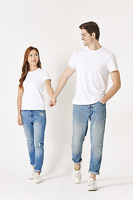 포토 JPG 스튜디오촬영 전신 서양인 외국인 커플 여자 남자 커플라이프 데이트 실내 사랑 미소 누끼 20대 성인 두명 앞모습 30대 걷기 손잡기 다정 한국인 청바지 흰배경 커플티 커플룩 다문화 국제결혼 흰티 성인만 국제커플 국내포토 라이프스타일 옷 감정 뷰포인트 결혼 백그라운드 컨셉 티셔츠 바지 관계 모션 표정 사람 동양인 인종 청년 내부 장년 흰색 사회이슈 파일형식