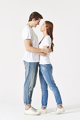 포토 JPG 스튜디오촬영 전신 서양인 외국인 커플 여자 남자 커플라이프 데이트 포옹 실내 사랑 서기 미소 누끼 20대 성인 두명 옆모습 30대 마주보기 다정 한국인 청바지 흰배경 커플티 커플룩 다문화 국제결혼 흰티 성인만 국제커플 국내포토 라이프스타일 옷 감정 뷰포인트 결혼 백그라운드 컨셉 티셔츠 바지 관계 안기 모션 표정 사람 동양인 인종 청년 내부 장년 흰색 사회이슈 파일형식