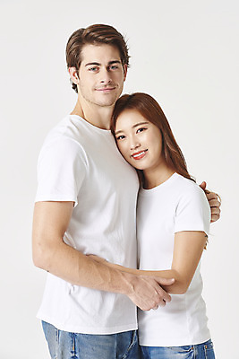 포토 JPG 스튜디오촬영 서양인 외국인 커플 여자 남자 커플라이프 데이트 포옹 실내 사랑 서기 미소 누끼 상반신 20대 성인 두명 옆모습 30대 기댐 다정 한국인 청바지 흰배경 커플티 커플룩 다문화 국제결혼 흰티 성인만 국제커플 국내포토 라이프스타일 옷 감정 뷰포인트 결혼 백그라운드 컨셉 티셔츠 바지 관계 안기 모션 표정 사람 동양인 인종 청년 내부 장년 흰색 사회이슈 파일형식