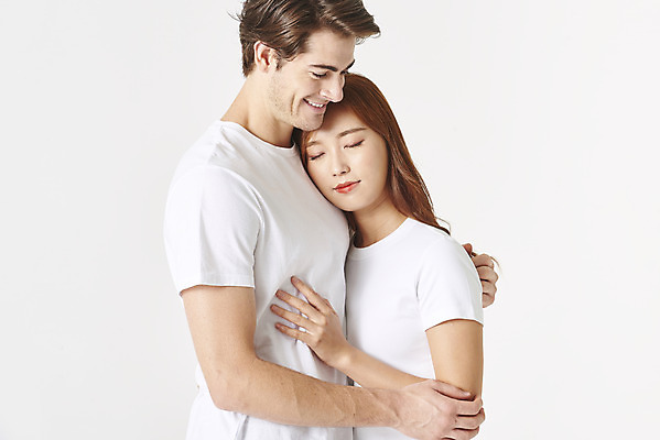 포토 JPG 스튜디오촬영 서양인 외국인 커플 여자 남자 커플라이프 데이트 포옹 실내 사랑 서기 미소 누끼 상반신 20대 성인 두명 옆모습 30대 눈감음 기댐 다정 한국인 청바지 흰배경 커플티 커플룩 다문화 국제결혼 흰티 성인만 국제커플 국내포토 라이프스타일 옷 감정 뷰포인트 결혼 백그라운드 컨셉 티셔츠 바지 관계 안기 모션 표정 사람 동양인 인종 청년 내부 장년 흰색 사회이슈 파일형식