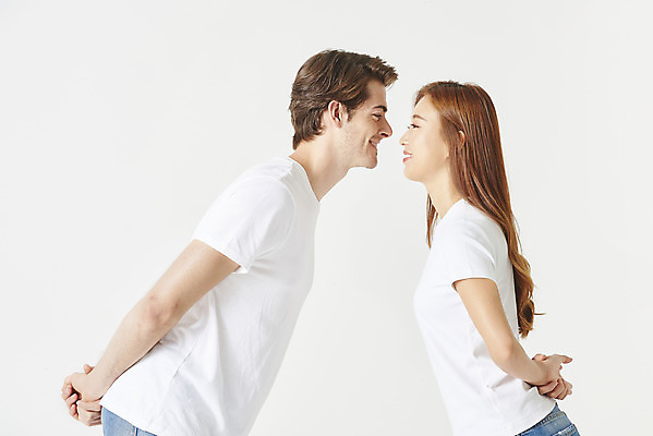 포토 JPG 스튜디오촬영 서양인 외국인 커플 여자 남자 커플라이프 데이트 키스 실내 사랑 서기 미소 누끼 상반신 20대 성인 두명 옆모습 30대 마주보기 다정 한국인 청바지 흰배경 뒷짐 커플티 커플룩 다문화 국제결혼 흰티 성인만 국제커플 국내포토 라이프스타일 옷 감정 뷰포인트 결혼 백그라운드 컨셉 티셔츠 바지 관계 모션 표정 사람 동양인 인종 청년 내부 장년 흰색 사회이슈 애정표현 파일형식