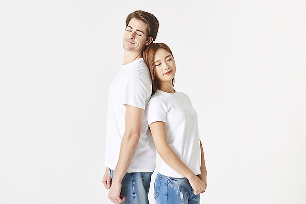 포토 JPG 스튜디오촬영 서양인 외국인 커플 여자 남자 커플라이프 데이트 실내 사랑 서기 미소 누끼 상반신 20대 성인 두명 옆모습 30대 눈감음 다정 한국인 등맞대기 청바지 흰배경 커플티 커플룩 다문화 국제결혼 흰티 성인만 국제커플 국내포토 라이프스타일 옷 감정 뷰포인트 결혼 백그라운드 컨셉 티셔츠 바지 관계 모션 표정 사람 동양인 인종 청년 내부 장년 흰색 사회이슈 파일형식