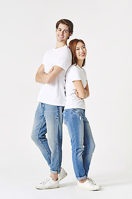 포토 JPG 스튜디오촬영 전신 서양인 외국인 커플 여자 남자 커플라이프 데이트 실내 사랑 서기 미소 누끼 20대 성인 두명 옆모습 30대 팔짱 다정 한국인 등맞대기 청바지 흰배경 커플티 커플룩 다문화 국제결혼 흰티 성인만 국제커플 국내포토 라이프스타일 옷 감정 뷰포인트 결혼 백그라운드 컨셉 티셔츠 바지 관계 모션 표정 사람 동양인 인종 청년 내부 장년 흰색 사회이슈 파일형식