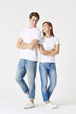포토 JPG 스튜디오촬영 전신 서양인 외국인 커플 여자 남자 커플라이프 데이트 실내 사랑 서기 미소 누끼 20대 성인 두명 앞모습 30대 마주보기 팔짱 다정 한국인 청바지 흰배경 커플티 커플룩 다문화 국제결혼 흰티 성인만 국제커플 국내포토 라이프스타일 옷 감정 뷰포인트 결혼 백그라운드 컨셉 티셔츠 바지 관계 모션 표정 사람 동양인 인종 청년 내부 장년 흰색 사회이슈 파일형식