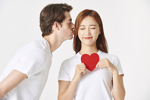 포토 JPG 스튜디오촬영 서양인 외국인 커플 여자 남자 커플라이프 데이트 키스 실내 사랑 서기 미소 들기 누끼 상반신 20대 성인 두명 앞모습 옆모습 30대 다정 한국인 청바지 하트 흰배경 커플티 커플룩 다문화 국제결혼 흰티 성인만 국제커플 국내포토 모양 라이프스타일 옷 감정 뷰포인트 결혼 백그라운드 컨셉 티셔츠 바지 관계 모션 표정 사람 동양인 인종 청년 내부 장년 흰색 사회이슈 애정표현 파일형식