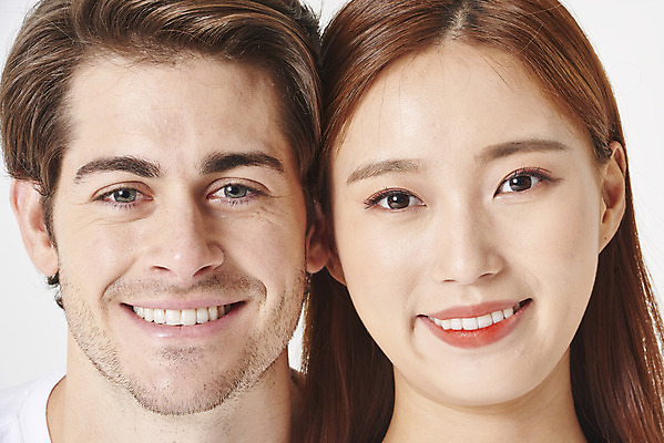 포토 JPG 스튜디오촬영 서양인 외국인 커플 여자 남자 얼굴 커플라이프 데이트 실내 사랑 서기 미소 누끼 근접촬영 20대 성인 두명 앞모습 30대 다정 한국인 흰배경 다문화 국제결혼 성인만 국제커플 국내포토 라이프스타일 감정 뷰포인트 결혼 백그라운드 컨셉 관계 모션 표정 사람 동양인 인종 청년 내부 신체부위 장년 흰색 사회이슈 파일형식