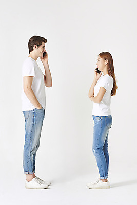 포토 JPG 스튜디오촬영 전신 서양인 외국인 커플 여자 남자 커플라이프 데이트 실내 사랑 서기 들기 누끼 20대 성인 두명 옆모습 30대 스마트폰 마주보기 다정 한국인 청바지 흰배경 커플티 커플룩 다문화 통화 국제결혼 흰티 성인만 국제커플 장거리연애 국내포토 라이프스타일 옷 감정 뷰포인트 결혼 백그라운드 컨셉 티셔츠 바지 관계 모션 사람 동양인 인종 청년 내부 장년 핸드폰 스마트기기 흰색 사회이슈 연애 파일형식