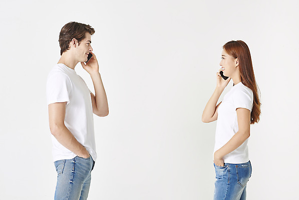 포토 JPG 스튜디오촬영 서양인 외국인 커플 여자 남자 커플라이프 데이트 실내 사랑 서기 들기 누끼 상반신 20대 성인 두명 옆모습 30대 스마트폰 마주보기 다정 한국인 청바지 흰배경 커플티 커플룩 주머니손 다문화 통화 국제결혼 흰티 성인만 국제커플 장거리연애 국내포토 라이프스타일 옷 감정 뷰포인트 결혼 백그라운드 컨셉 티셔츠 바지 관계 모션 사람 동양인 인종 청년 내부 장년 핸드폰 스마트기기 흰색 사회이슈 연애 파일형식