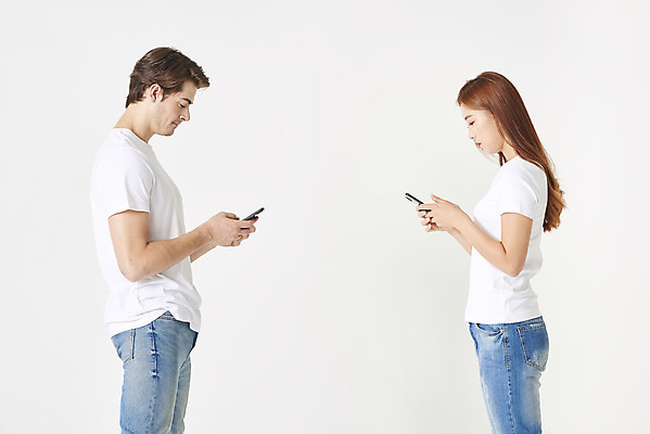 포토 JPG 스튜디오촬영 서양인 외국인 커플 응시 여자 남자 커플라이프 데이트 실내 사랑 서기 들기 누끼 상반신 20대 성인 두명 옆모습 30대 스마트폰 다정 한국인 청바지 흰배경 커플티 커플룩 다문화 국제결혼 메신저 문자메시지 흰티 성인만 국제커플 장거리연애 국내포토 라이프스타일 시선 옷 감정 뷰포인트 결혼 백그라운드 컨셉 티셔츠 바지 관계 모션 사람 동양인 인종 청년 내부 장년 핸드폰 스마트기기 흰색 메시지 사회이슈 연애 파일형식