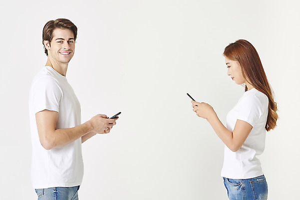 포토 JPG 스튜디오촬영 서양인 외국인 커플 응시 여자 남자 커플라이프 데이트 실내 사랑 서기 미소 들기 누끼 상반신 20대 성인 두명 옆모습 30대 스마트폰 다정 한국인 청바지 흰배경 커플티 커플룩 다문화 국제결혼 메신저 문자메시지 흰티 성인만 국제커플 장거리연애 국내포토 라이프스타일 시선 옷 감정 뷰포인트 결혼 백그라운드 컨셉 티셔츠 바지 관계 모션 표정 사람 동양인 인종 청년 내부 장년 핸드폰 스마트기기 흰색 메시지 사회이슈 연애 파일형식