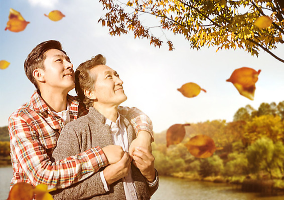 PSD 나무 식물 구름 편집이미지 응시 노년 남자 행복 호수 여행 단풍 낙엽 자연 하늘 산 서기 미소 사람 풍경 상반신 성인 두명 옆모습 30대 가을풍경 한국인 올려보기 가을 아빠 60대 즐거움 백허그 가을여행 부자지간 남자만 이미지편집 자연요소 시선 계절 감정 아들 뷰포인트 잎 가족 모션 포옹 표정 동양인 장년 생태계 파일형식 가을_계절