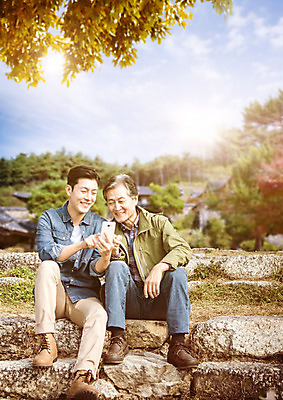 전신 PSD 나무 식물 구름 편집이미지 노년 남자 행복 여행 단풍 낙엽 자연 하늘 미소 들기 사람 앉기 풍경 성인 두명 앞모습 아웃포커스 30대 스마트폰 햇빛 가을풍경 산책 한국인 가을 아빠 60대 즐거움 돌계단 가을여행 부자지간 남자만 이미지편집 자연요소 계절 감정 아들 뷰포인트 잎 가족 모션 휴식 촬영기법 표정 동양인 장년 핸드폰 스마트기기 태양 계단 돌_바위 생태계 파일형식 가을_계절