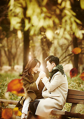 PSD 나무 식물 편집이미지 커플 공원 여자 남자 행복 커플라이프 단풍 낙엽 벤치 자연 사람 앉기 풍경 상반신 20대 성인 두명 옆모습 아웃포커스 30대 가을풍경 손잡기 산책 한국인 가을 즐거움 성인만 이미지편집 라이프스타일 계절 공공시설 감정 뷰포인트 잎 의자 관계 모션 휴식 촬영기법 동양인 청년 장년 생태계 파일형식 가을_계절