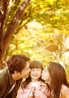 PSD 나무 식물 편집이미지 부부 공원 여자 남자 딸 행복 어린이 40대 중년 단풍 낙엽 가족 자연 엄마 서기 웃음 사람 풍경 상반신 성인 앞모습 아웃포커스 세명 30대 가을풍경 화목 한국인 가을 가족라이프 아빠 숲 즐거움 이미지편집 라이프스타일 커플 계절 공공시설 감정 뷰포인트 컨셉 잎 관계 모션 촬영기법 표정 동양인 장년 생태계 파일형식 가을_계절