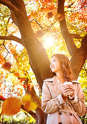 PSD 나무 식물 편집이미지 여자 행복 커피 여행 단풍 낙엽 자연 한명 서기 미소 들기 사람 풍경 상반신 20대 앞모습 햇빛 가을풍경 한국인 가을 종이컵 즐거움 가을여행 성인여자한명만 이미지편집 1 계절 감정 음료 뷰포인트 잎 모션 표정 동양인 청년 컵 태양 일회용 생태계 여자한명만 성인여자만 파일형식 가을_계절