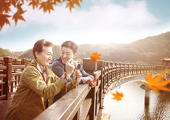 PSD 식물 구름 편집이미지 노년 남자 행복 단풍 낙엽 자연 하늘 산 서기 미소 들기 사람 풍경 상반신 성인 두명 옆모습 30대 강 햇빛 가을풍경 한국인 가을 60대 즐거움 정자 가교 부자지간 남자만 이미지편집 자연요소 건축물 계절 감정 아들 뷰포인트 잎 가족 모션 표정 동양인 장년 태양 아빠 생태계 파일형식 가을_계절