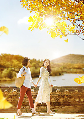 전신 PSD 나무 식물 구름 편집이미지 여자 행복 호수 40대 중년 단풍 낙엽 가족 자연 하늘 모녀 엄마 웃음 사람 풍경 20대 성인 두명 옆모습 아웃포커스 걷기 가을풍경 손잡기 한국인 가을 가족라이프 즐거움 은행잎 은행나무 여자만 이미지편집 자연요소 라이프스타일 계절 딸 감정 뷰포인트 잎 관계 모션 촬영기법 표정 동양인 청년 생태계 파일형식 가을_계절