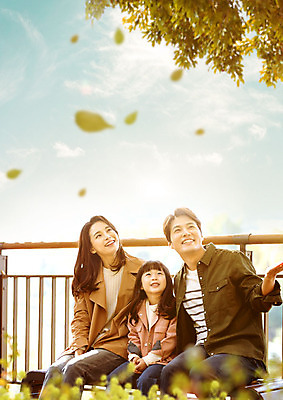 PSD 나무 식물 구름 편집이미지 부부 여자 남자 딸 행복 어린이 40대 중년 단풍 낙엽 벤치 난간 가족 자연 하늘 엄마 웃음 사람 앉기 풍경 상반신 20대 성인 앞모습 세명 30대 가을풍경 화목 산책 한국인 가을 가족라이프 아빠 즐거움 이미지편집 자연요소 라이프스타일 커플 계절 감정 뷰포인트 컨셉 잎 의자 관계 모션 휴식 표정 동양인 청년 장년 생태계 파일형식 가을_계절