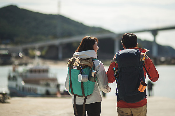 포토 JPG 주간 커플 여자 남자 커플라이프 섬 여행 배낭 미소 들기 사람 상반신 성인 야외 두명 뒷모습 컵 30대 걷기 다정 한국인 티켓 인천 선박 성인만 옹진군 국내포토 자연요소 라이프스타일 식기 뷰포인트 컨셉 수상교통 가방 관계 모션 한국 표정 동양인 장년 파일형식