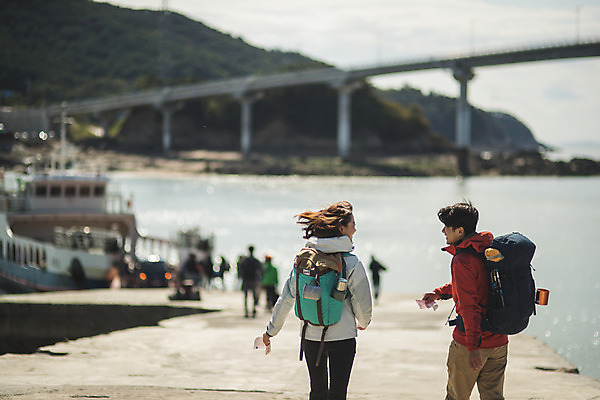 포토 JPG 주간 커플 여자 남자 커플라이프 섬 여행 배낭 미소 들기 사람 상반신 성인 야외 두명 뒷모습 컵 30대 걷기 다정 한국인 티켓 인천 선박 성인만 옹진군 국내포토 자연요소 라이프스타일 식기 뷰포인트 컨셉 수상교통 가방 관계 모션 한국 표정 동양인 장년 파일형식