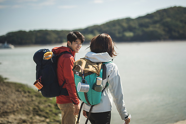 포토 JPG 주간 커플 여자 남자 커플라이프 섬 여행 배낭 미소 사람 상반신 성인 야외 두명 옆모습 뒷모습 컵 30대 마주보기 걷기 다정 한국인 인천 선박 성인만 옹진군 국내포토 자연요소 라이프스타일 식기 뷰포인트 컨셉 수상교통 가방 관계 모션 한국 표정 동양인 장년 파일형식