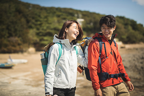 포토 JPG 주간 커플 여자 남자 커플라이프 섬 여행 배낭 대화 미소 사람 상반신 성인 야외 두명 옆모습 30대 걷기 다정 한국인 인천 선박 성인만 옹진군 국내포토 자연요소 라이프스타일 뷰포인트 컨셉 수상교통 가방 관계 모션 한국 표정 말하기 동양인 장년 파일형식