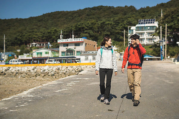 포토 JPG 주간 전신 커플 응시 여자 남자 커플라이프 섬 여행 배낭 대화 미소 사람 성인 야외 두명 앞모습 30대 마주보기 걷기 다정 한국인 인천 선박 성인만 옹진군 국내포토 자연요소 라이프스타일 시선 뷰포인트 컨셉 수상교통 가방 관계 모션 한국 표정 말하기 동양인 장년 파일형식